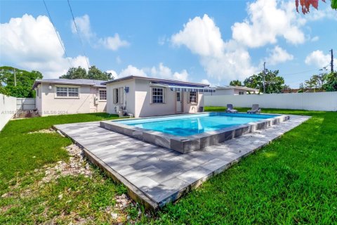 Commercial property in North Miami, Florida 180.51 sq.m. № 1728764 - photo 12