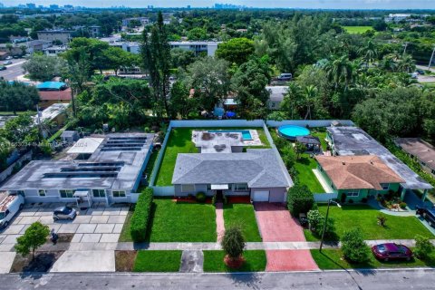 Commercial property in North Miami, Florida 180.51 sq.m. № 1728764 - photo 2