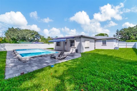 Commercial property in North Miami, Florida 180.51 sq.m. № 1728764 - photo 10