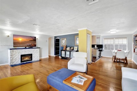 Commercial property in North Miami, Florida 180.51 sq.m. № 1728764 - photo 16