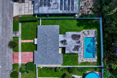 Commercial property in North Miami, Florida 180.51 sq.m. № 1728764 - photo 4