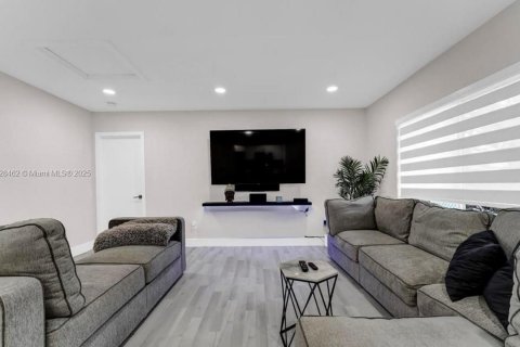 House in West Park, Florida 4 bedrooms, 179.49 sq.m. № 1811154 - photo 8