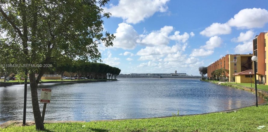 Кондоминиум с 2 спальнями в Майами, Флорида № 2045670