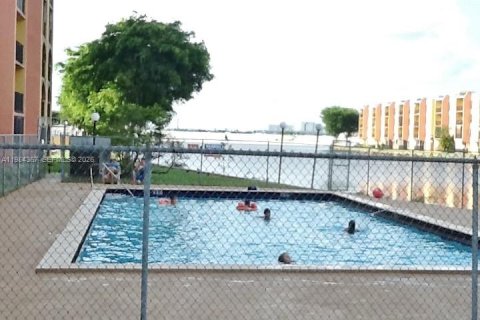 Купить кондоминиум в Майами, Флорида 2 спальни, 73.67м2, № 2045670 - фото 15