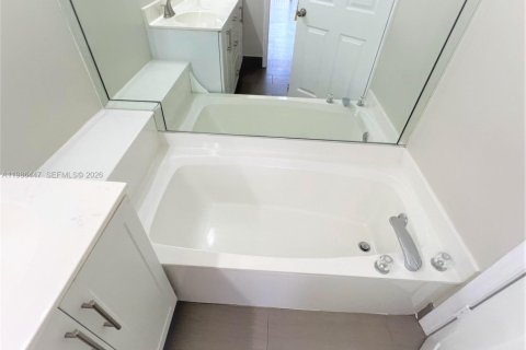 Villa ou maison à louer à Miami, Floride: 3 chambres, 120.87 m2 № 2047771 - photo 5