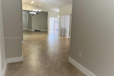 Villa ou maison à louer à Miami, Floride: 3 chambres, 120.87 m2 № 2047771 - photo 2