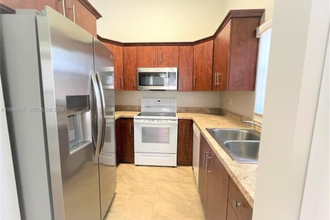 Villa ou maison à louer à Miami, Floride: 3 chambres, 120.87 m2 № 2047771 - photo 6