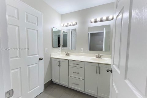 Villa ou maison à louer à Miami, Floride: 3 chambres, 120.87 m2 № 2047771 - photo 4