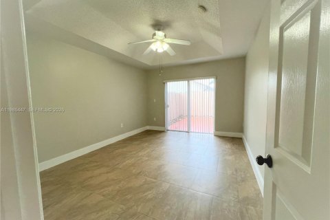 Villa ou maison à louer à Miami, Floride: 3 chambres, 120.87 m2 № 2047771 - photo 3