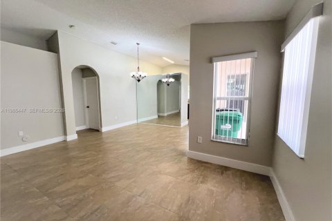 Villa ou maison à louer à Miami, Floride: 3 chambres, 120.87 m2 № 2047771 - photo 16