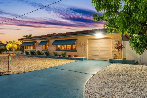 House in South Pasadena, Florida 2 bedrooms, 119.66 sq.m. № 2366606