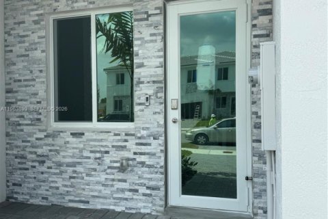 Adosado en alquiler en Homestead, Florida, 3 dormitorios № 2025893 - foto 2