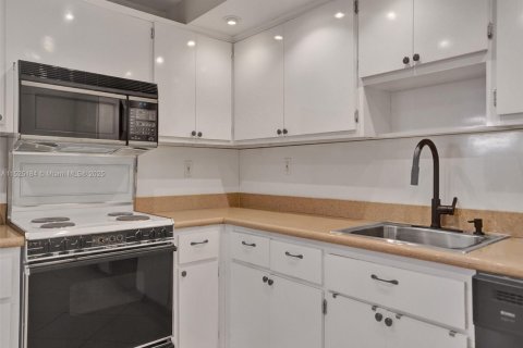 Condo in Hollywood, Florida, 2 bedrooms  № 1811530 - photo 18