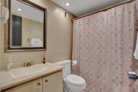 Condo in Hollywood, Florida, 2 bedrooms  № 1811530 - photo 24