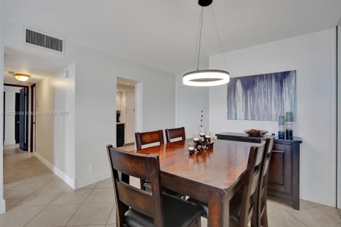 Condo in Hollywood, Florida, 2 bedrooms  № 1811530 - photo 15