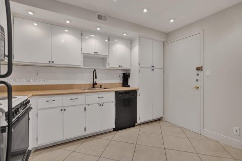 Condo in Hollywood, Florida, 2 bedrooms  № 1811530 - photo 17
