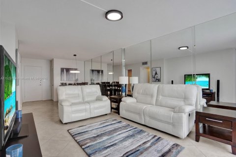 Condo in Hollywood, Florida, 2 bedrooms  № 1811530 - photo 3