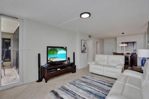 Condo in Hollywood, Florida, 2 bedrooms  № 1811530 - photo 13