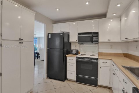 Condo in Hollywood, Florida, 2 bedrooms  № 1811530 - photo 19