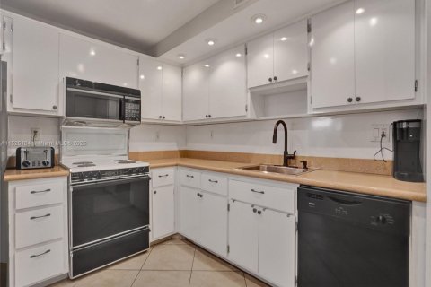 Condo in Hollywood, Florida, 2 bedrooms  № 1811530 - photo 6