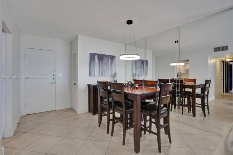 Condo in Hollywood, Florida, 2 bedrooms  № 1811530 - photo 14