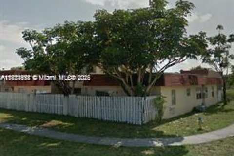Townhouse in Miami Gardens, Florida 3 bedrooms, 123.28 sq.m. № 1925739 - photo 5