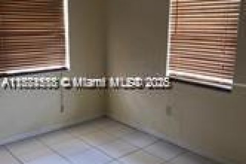 Townhouse in Miami Gardens, Florida 3 bedrooms, 123.28 sq.m. № 1925739 - photo 6