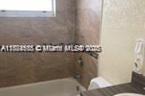 Townhouse in Miami Gardens, Florida 3 bedrooms, 123.28 sq.m. № 1925739 - photo 4