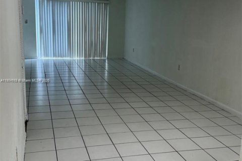 Townhouse in Miami Gardens, Florida 3 bedrooms, 123.28 sq.m. № 1925739 - photo 1