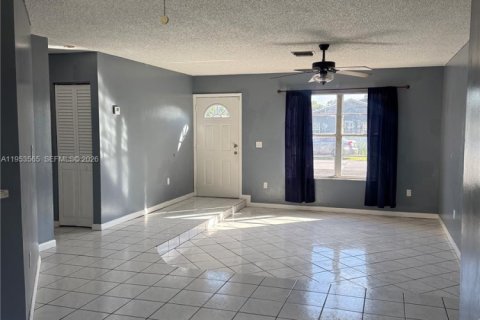 Villa ou maison à louer à Miami Gardens, Floride: 4 chambres, 123.84 m2 № 2010903 - photo 4