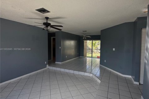 Villa ou maison à louer à Miami Gardens, Floride: 4 chambres, 123.84 m2 № 2010903 - photo 3