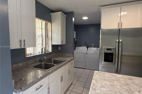 Villa ou maison à Miami Gardens, Floride 4 chambres, 123.84 m2 № 2010903