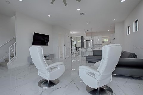 Casa en alquiler en Orlando, Florida, 4 dormitorios, 323.39 m2 № 1877098 - foto 2
