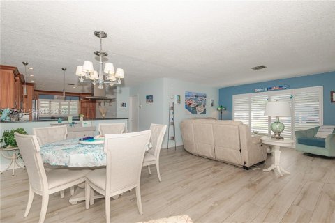 House in Pompano Beach, Florida 2 bedrooms, 134.71 sq.m. № 1995643 - photo 8