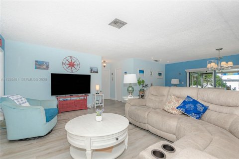 House in Pompano Beach, Florida 2 bedrooms, 134.71 sq.m. № 1995643 - photo 4