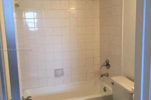 Купить кондоминиум в Майами, Флорида 2 спальни, 80.82м2, № 2035119 - фото 2