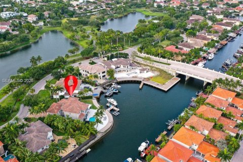 House in Hollywood, Florida 6 bedrooms, 452.25 sq.m. № 2178595 - photo 4