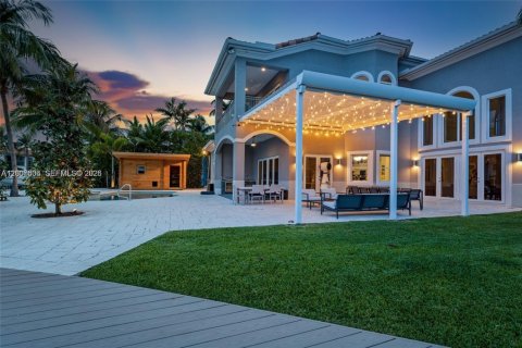 House in Hollywood, Florida 6 bedrooms, 452.25 sq.m. № 2178595 - photo 20