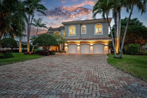House in Hollywood, Florida 6 bedrooms, 452.25 sq.m. № 2178595 - photo 3