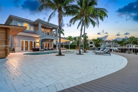 House in Hollywood, Florida 6 bedrooms, 452.25 sq.m. № 2178595 - photo 19