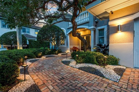 House in Hollywood, Florida 6 bedrooms, 452.25 sq.m. № 2178595 - photo 9