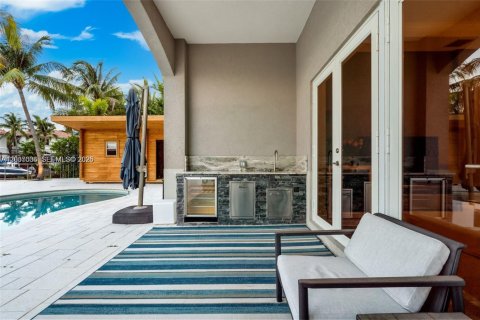House in Hollywood, Florida 6 bedrooms, 452.25 sq.m. № 2178595 - photo 10