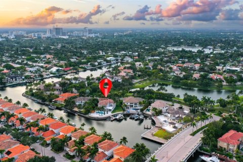 House in Hollywood, Florida 6 bedrooms, 452.25 sq.m. № 2178595 - photo 5