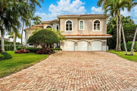 House in Hollywood, Florida 6 bedrooms, 452.25 sq.m. № 2178595 - photo 2