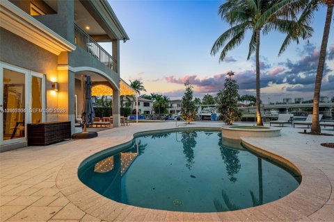 House in Hollywood, Florida 6 bedrooms, 452.25 sq.m. № 2178595 - photo 18