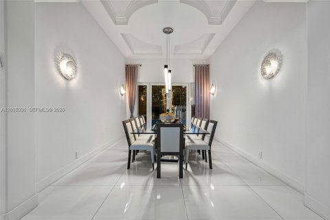 House in Hollywood, Florida 6 bedrooms, 452.25 sq.m. № 2178595 - photo 25