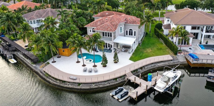 House in Hollywood, Florida 6 bedrooms, 452.25 sq.m. № 2178595