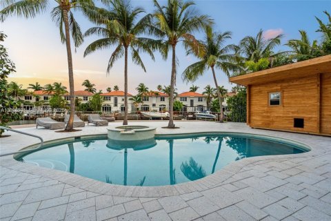 House in Hollywood, Florida 6 bedrooms, 452.25 sq.m. № 2178595 - photo 8