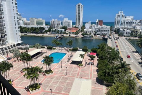 Condominio en venta en Miami Beach, Florida, 2 dormitorios, 198.16 m2 № 1887748 - foto 3