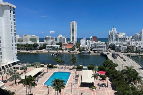 Condominio en venta en Miami Beach, Florida, 2 dormitorios, 198.16 m2 № 1887748 - foto 1